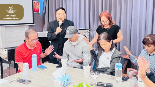 朱院長與采靈牧師為弟兄姊妹禱告-國度生命力
